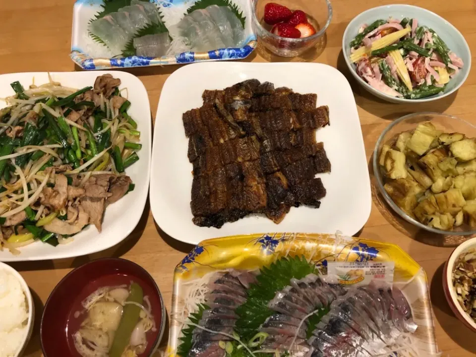 Snapdishの料理写真:夫作☆豚もやしニラ炒め＆うなぎ|Natsuki Ishikawaさん