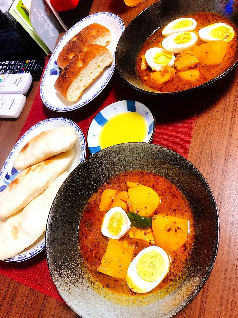 Snapdishの料理写真:スープカレー
ナン、フォカッチャ|りなさん