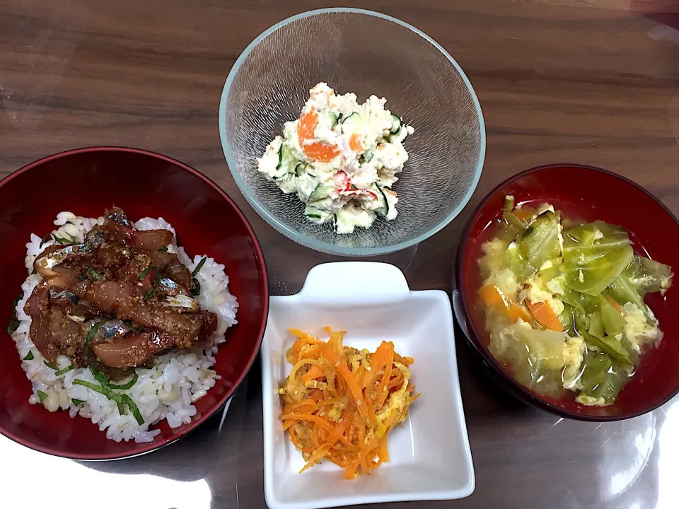 鯵の漬け丼 人参とツナのしりしり 焼きキャベツの味噌汁 おからと豆腐のなんちゃってポテサラ|おさむん17さん