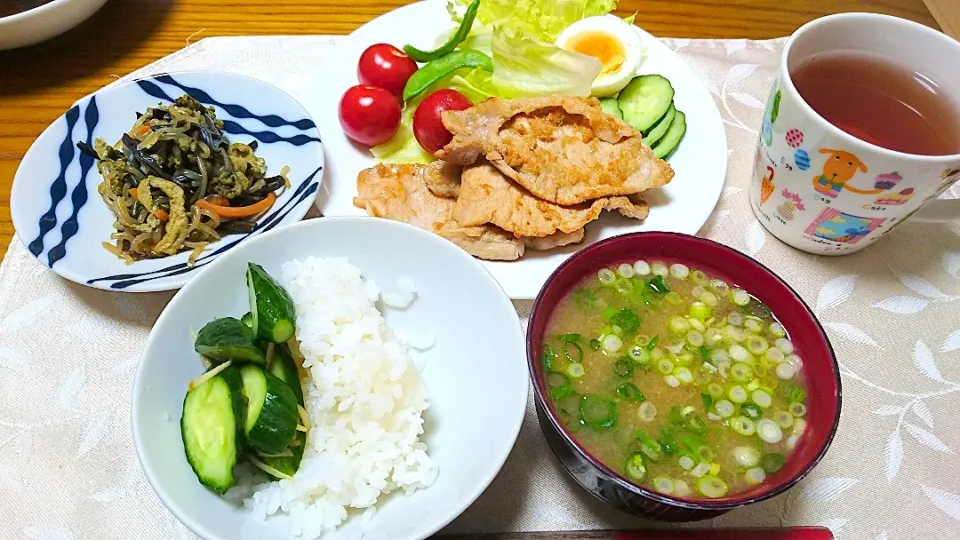 5/8の夕食
豚肉生姜焼き、蕨の炒め煮|卯月さん