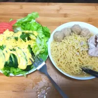 鶏ガラだしラーメンとﾏﾖﾏｽﾀｰﾄﾞﾄﾞﾚｯｼﾝｸﾞｻﾗﾀﾞ|ぐるさん