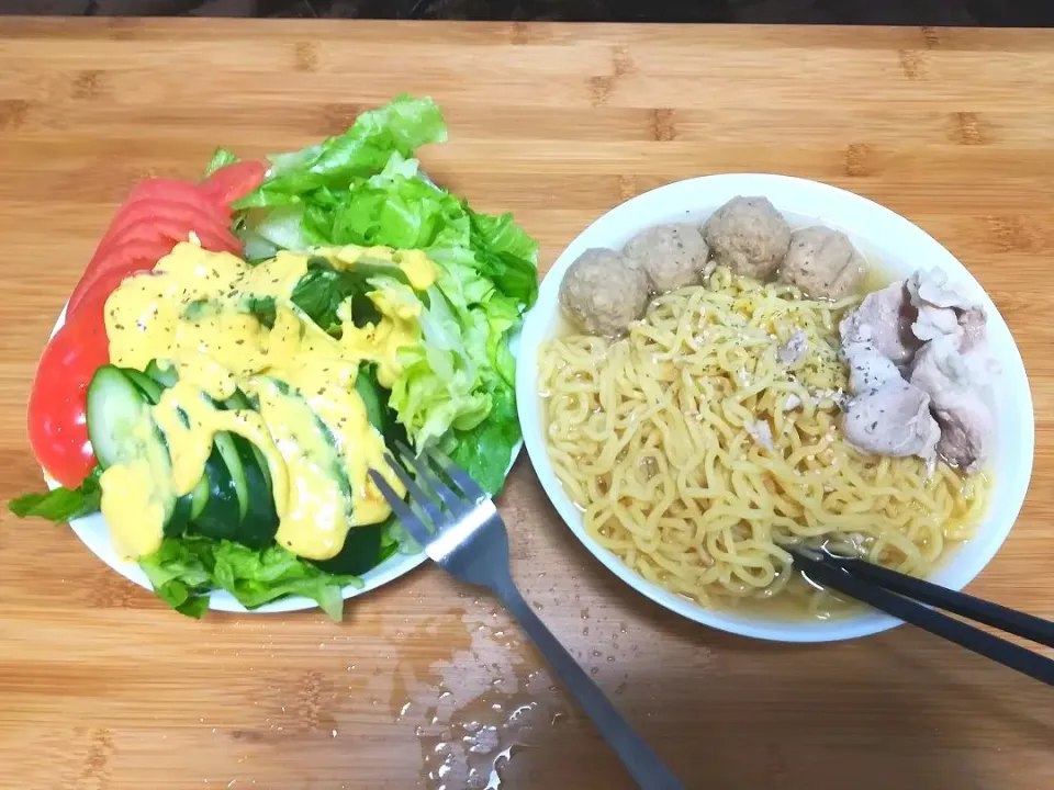 鶏ガラだしラーメンとﾏﾖﾏｽﾀｰﾄﾞﾄﾞﾚｯｼﾝｸﾞｻﾗﾀﾞ|ぐるさん