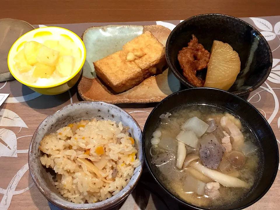 Snapdishの料理写真:晩御飯
炊き込みご飯、具沢山味噌汁、大根とイカげそのべっ甲煮、絹揚げの生姜醤油、パイナップル添えヨーグルト|かよちゃんさん