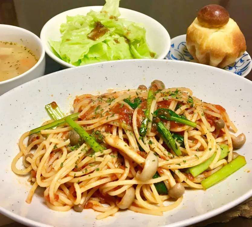 休日の晩ごはん⭐️⭐️⭐️
シメジと小松菜のトマトソーススパ   野菜スープ   サラダ🥗  となりてさんのブリオッシュ|ぽんたさん