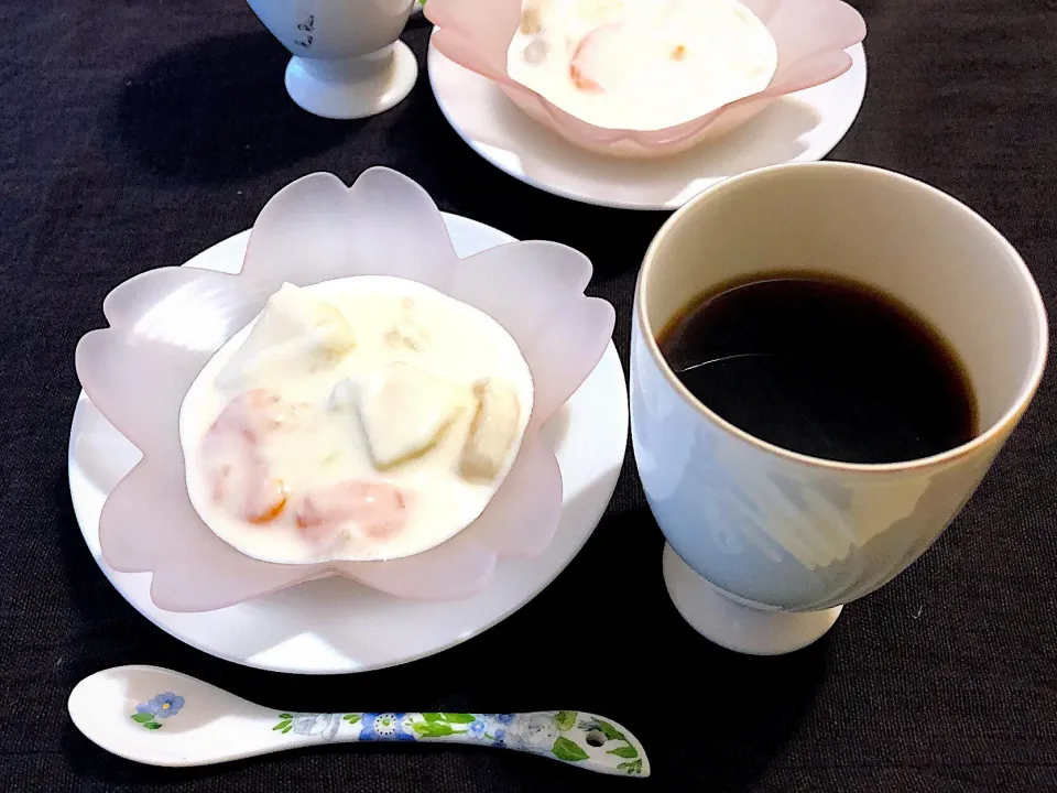 Snapdishの料理写真:5／8朝食 #おめざ •フルーツヨーグルト •コーヒー|おさんどんさん