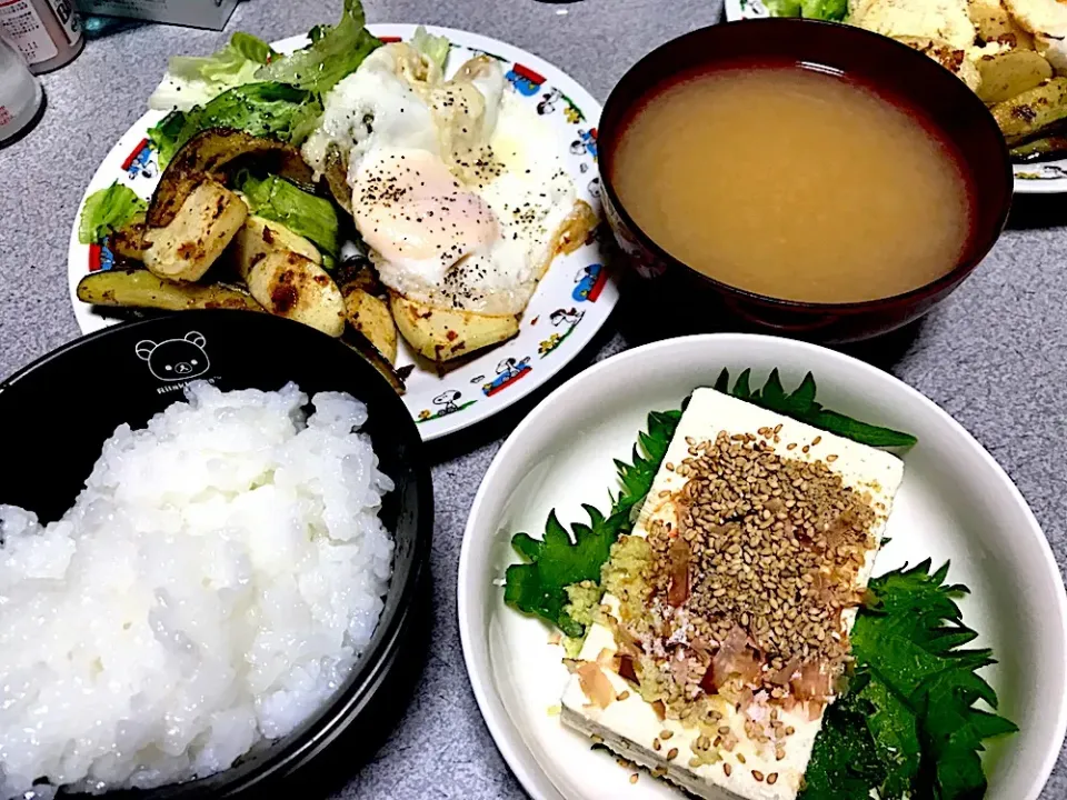 すりごまとすらないごまのミックスで！塩で！ #夕飯 全粥白米、目玉焼き(ターンオーバーじゃないやつ)、しそ敷き生姜おかか乗せ冷奴、レタス、カブナスカレー風味炒め、しじみ味噌汁|ms903さん