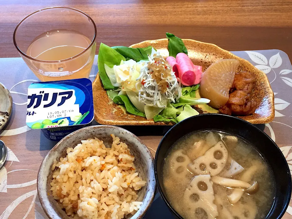 朝ごはん
炊き込みご飯、大根とイカげそのべっ甲に煮、サラダ菜、茹でキャベツ、しらす干し、ハム、具沢山の味噌汁、シナノピッコロジュース、白ぶどうヨーグルト|かよちゃんさん