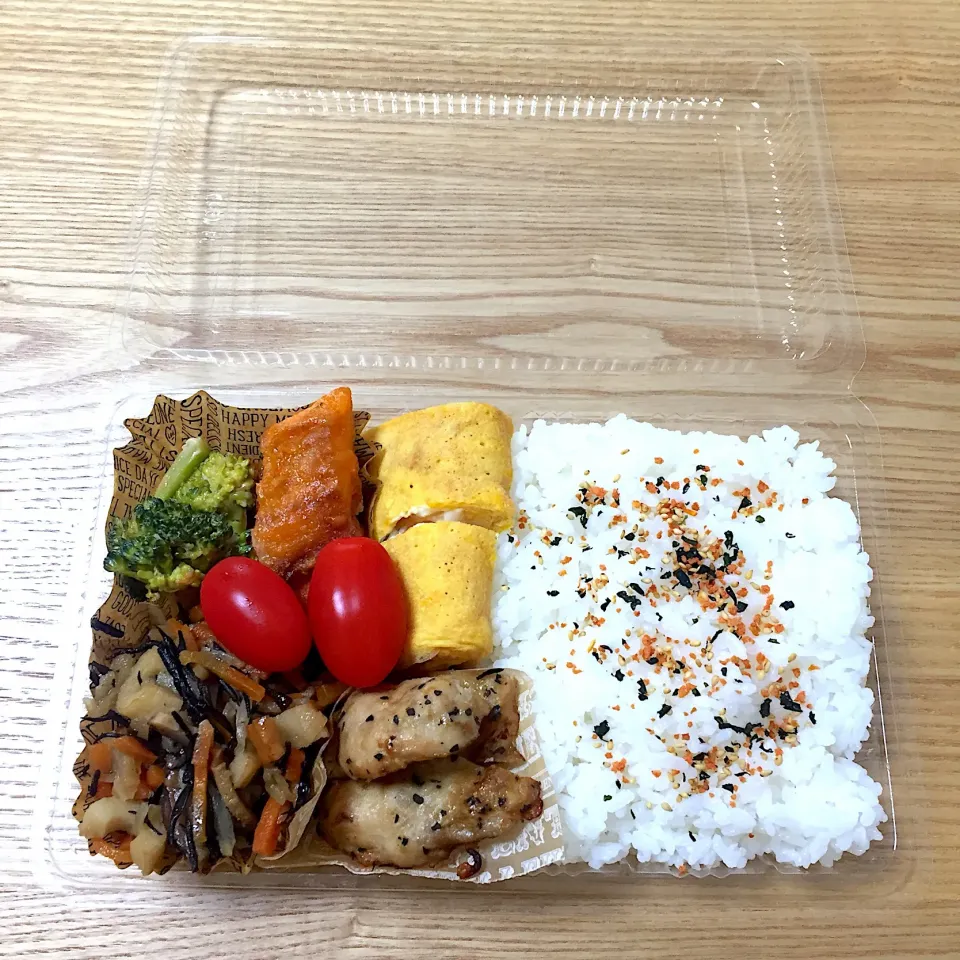 木曜日の旦那さんのお弁当☺︎ #お弁当記録 #明太子入り玉子焼き #サーモンとブロッコリーのマヨ和え #ハーブチキン  #ひじきの煮物  #ミニトマト|むさけんさん