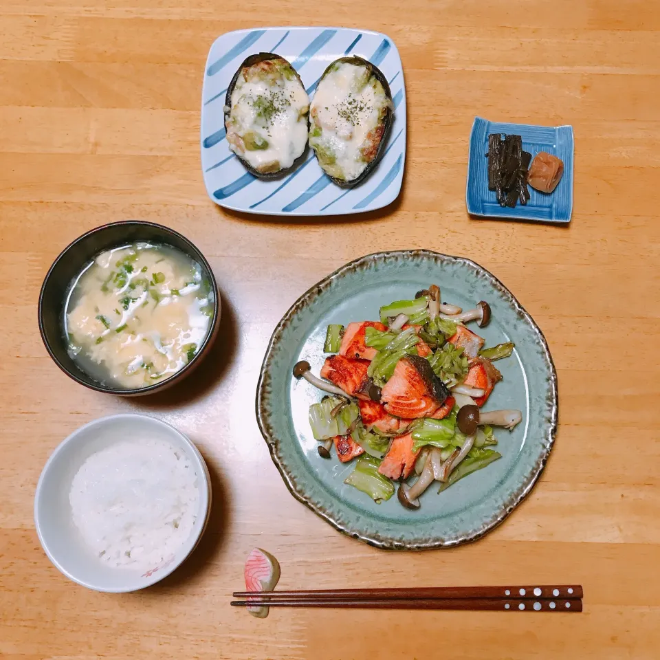 Snapdishの料理写真:鮭と春キャベツの炒め物🥬
ベーコンとアボカドのグラタン🥓🥑|ちゃみこさん