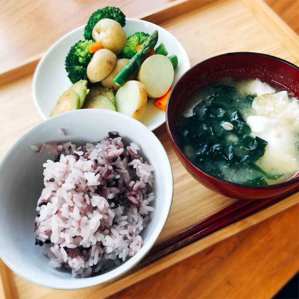 黒米 たまごとワカメのお味噌汁の朝ごはん|ふうりんさん