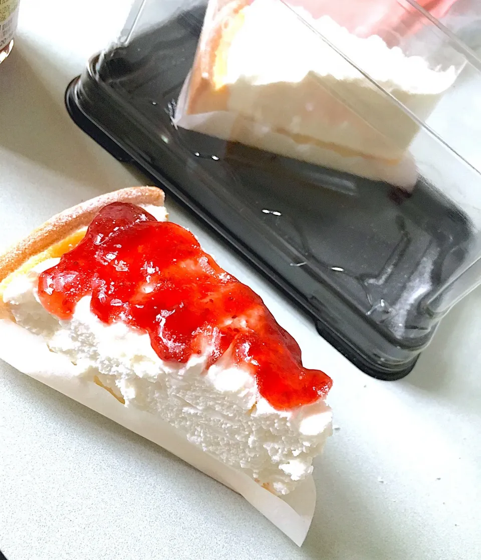 西友のwチーズケーキ #イチゴジャムのせた|にゃふてんさん