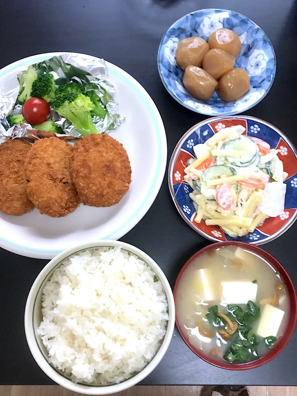 Snapdishの料理写真:ミート&カレー コロッケ、マカロニサラダ、ピリ辛玉蒟蒻|okeiko🎶さん