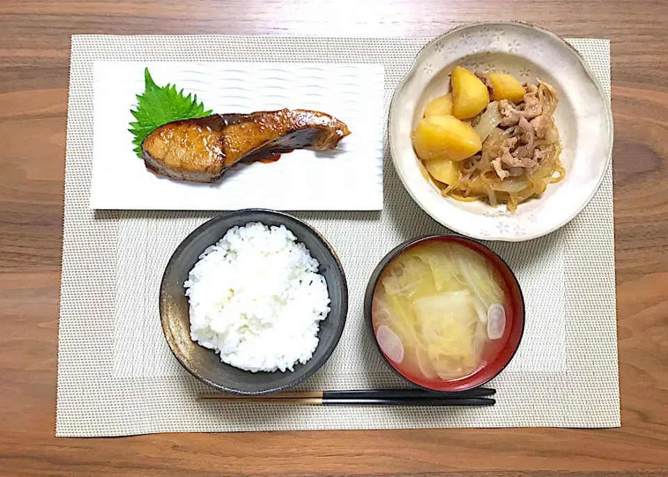 ブリの照り焼き＊肉じゃが＊ねぎ白菜の味噌汁＊白米|Aya.SanSun☺︎さん