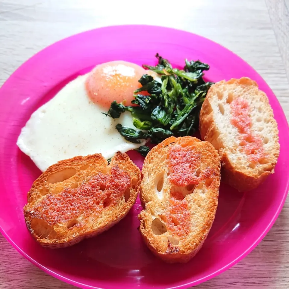 🍳朝御飯 目玉焼きと明太子フランス|あぼちさん