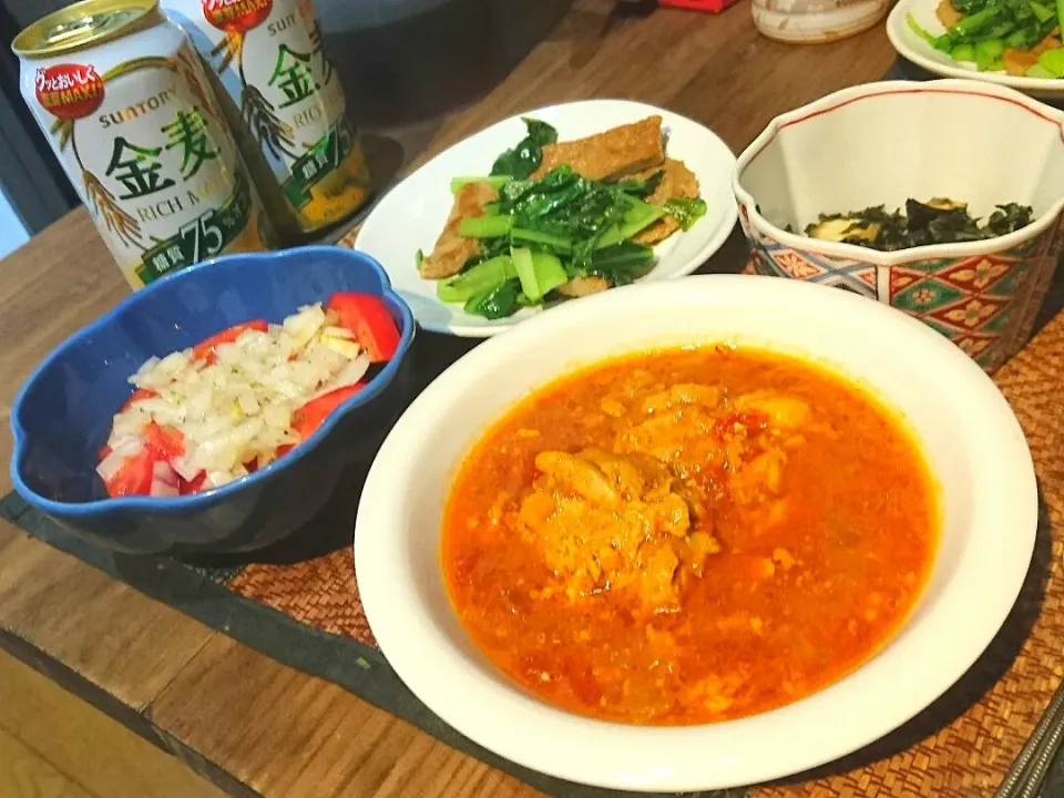 チキンカレー&小松菜とじゃこ天炒め&トマトと玉ねぎ&キュウリとナスの昆布合え|まぐろさん