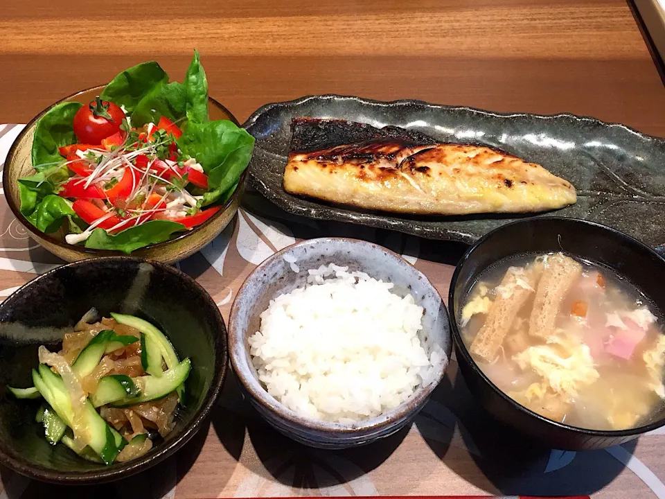 晩御飯
鯖の西京味噌漬け、ごぼうサラダ、くらげきゅうりの酢の物、白米、玉ねぎとベーコンと卵スープ|かよちゃんさん