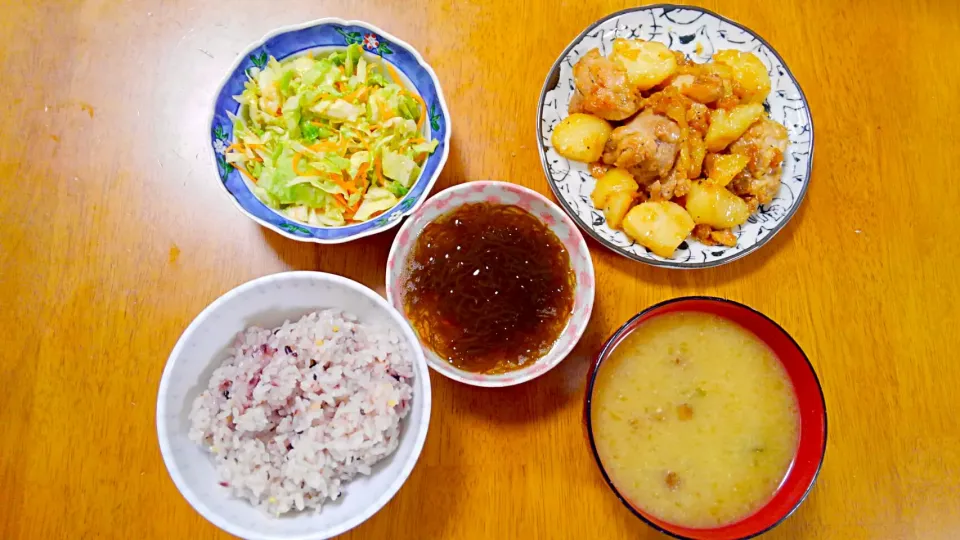 ５月８日　鶏もも肉とじゃがいもの照り焼き　キャベツとにんじんのナムル　もずく　なめことわかめのお味噌汁|いもこ。さん