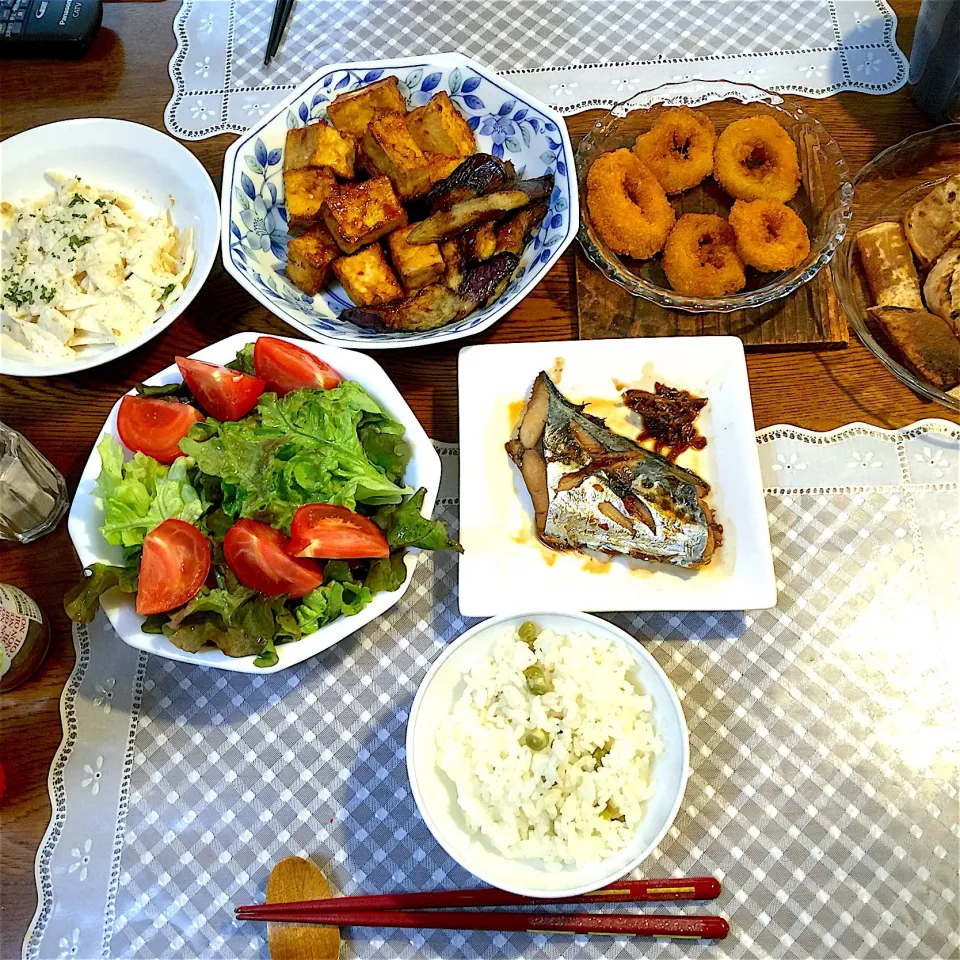 豆ごはん、イカリング、茄子と厚揚げ照り煮
蕪胡麻マヨ、蕪生姜焼き、さごし煮付け|yakinasuさん