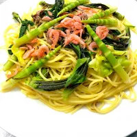 Snapdishの料理写真:春いっぱいのパスタ(春きゃべつ、細竹、コシアブラ、桜の花と葉、桜えび)|Kazuhiro Nagasawaさん