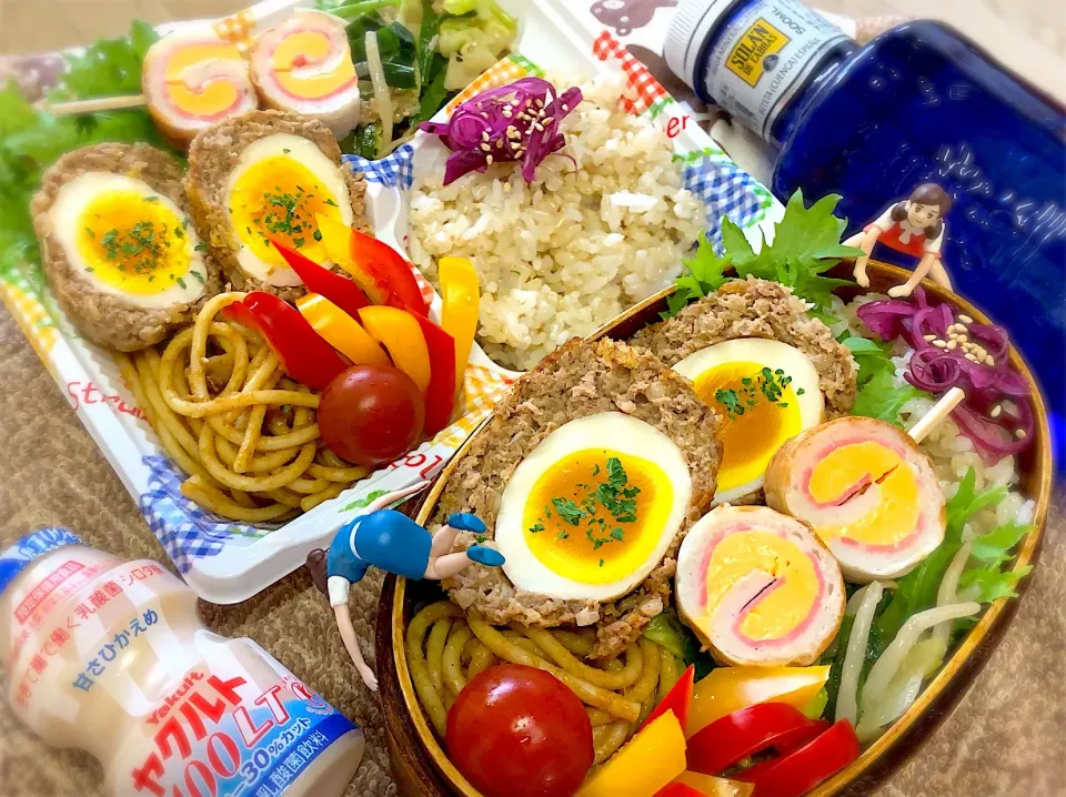 Snapdishの料理写真:発芽玄米ブレンドご飯🍚&チャボ玉子のスコッチエッグ&くるくる🌀ハムチーズちくわ&ニラキャベもやしのツナ炒め&カレーパスタ&パプリカ&しばわかめ&わさび菜&プチトマト🍅の夫婦お弁当♪

 #弁当  #フチ子  #スコッチエッグ #今日私飲み会#なのでポイ出来るお弁当箱で#チャボ卵🥚|桃実さん