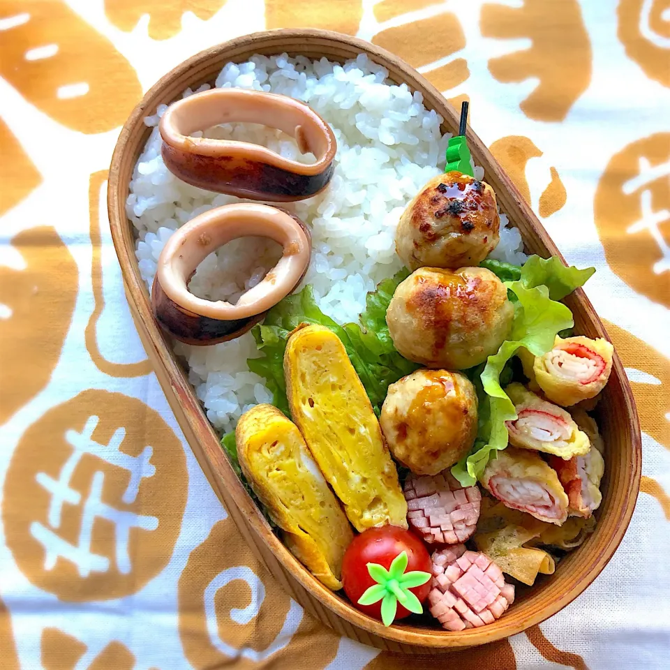 曲げわっぱ弁当 ♪
大山地鶏のつくね焼き
カニカマの天ぷら
烏賊煮  他|papillonloveさん