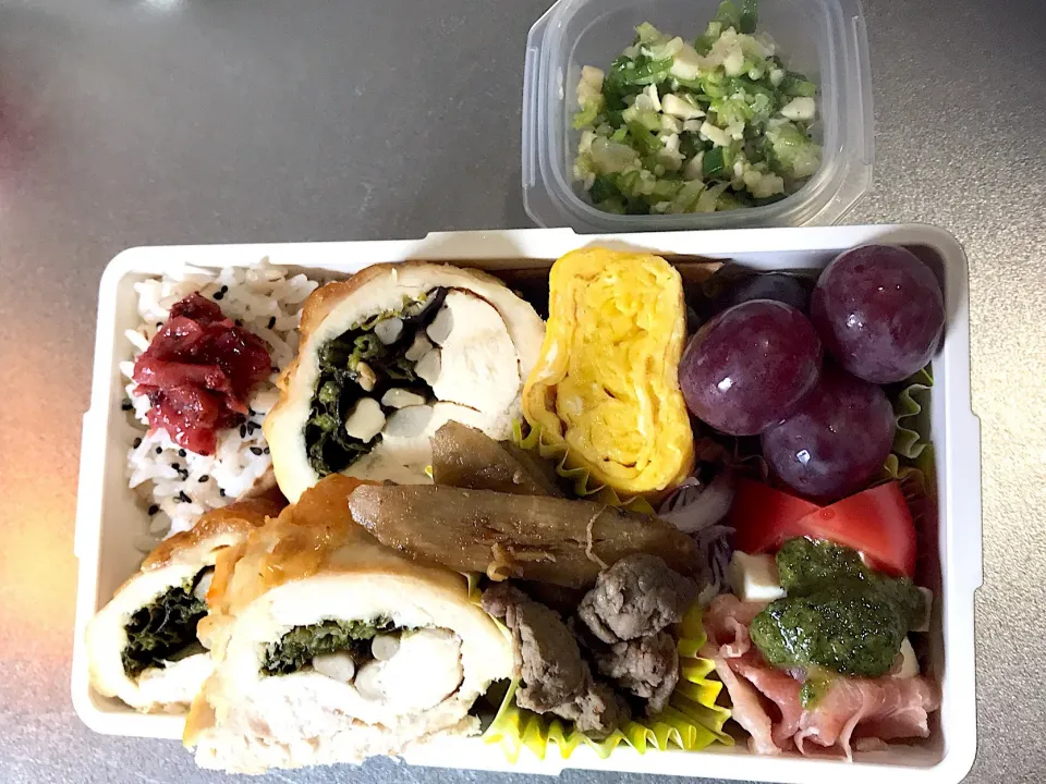 Snapdishの料理写真:昨日の晩御飯と同じ弁当🤪
巻き巻き鶏むね肉〜‪‪💦‬|ちーさん