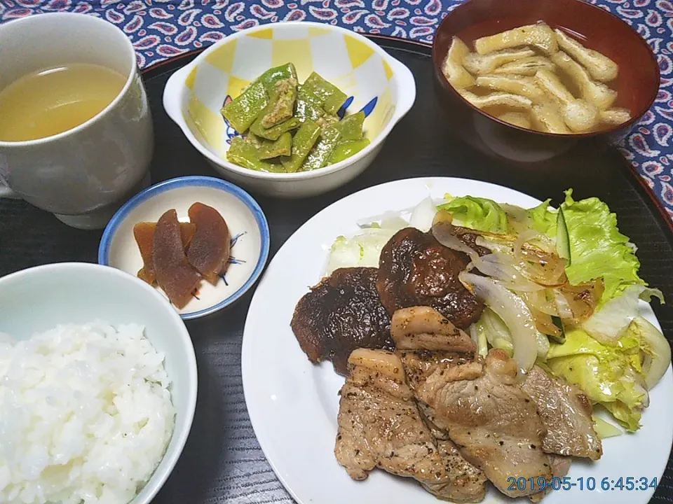 よねばーばの朝ごはん
豚肉ロース、椎茸、レタス添
オランダ豆のサラダ
あげの味噌汁
奈良漬
ご飯、生姜湯|yoneばーばさん