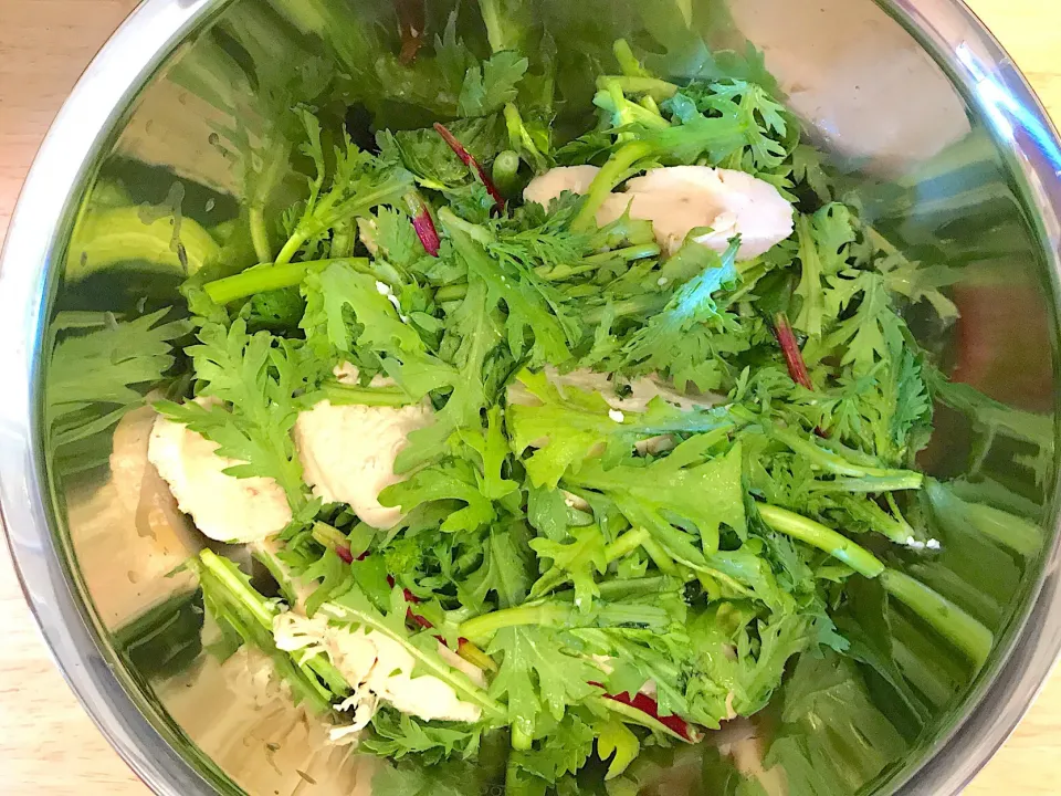 Snapdishの料理写真:鶏ハムと春菊のサラダ🥗|長野さん