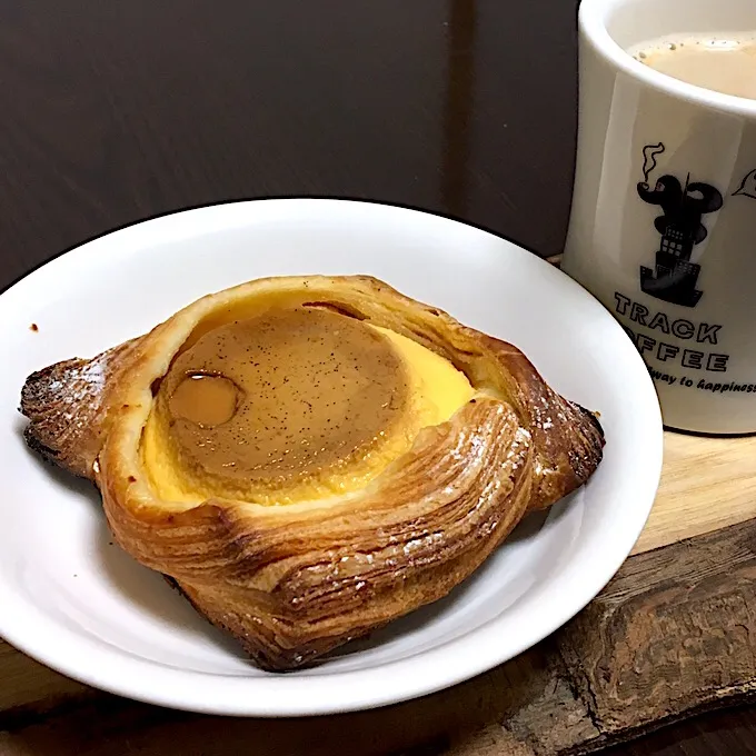 お夜食～٩( ᐛ )۶
となりてさんの期間限定プリンパンとカフェオレ(*ᴗˬᴗ)|ぽんたさん