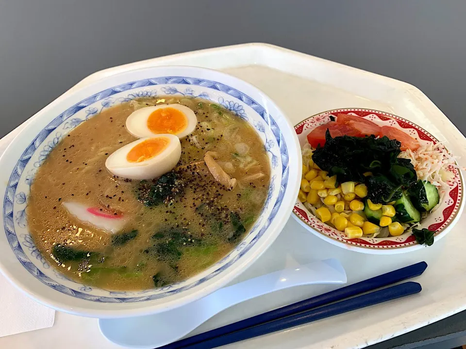 とんこつ醤油ラーメン、わかめサラダ|Tadahiko Watanabeさん