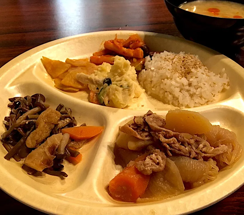 昼ごはん☀️☀️☀️                                          肉じゃが  ぜんまい煮物   ポテサラ   ケチャップマカロニサラダ|ぽんたさん