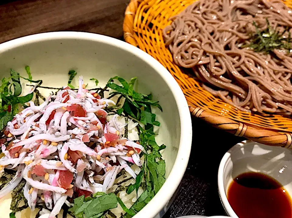 Snapdishの料理写真:けふの昼餉🍜梅しらす丼セットごま油抜き🤗通常は梅しらすにごま油が掛かってるのだけど、スッキリ食べたかったからお店の人にお願いしてみたら快諾してもらえた😊|にゃあ（芸名）さん