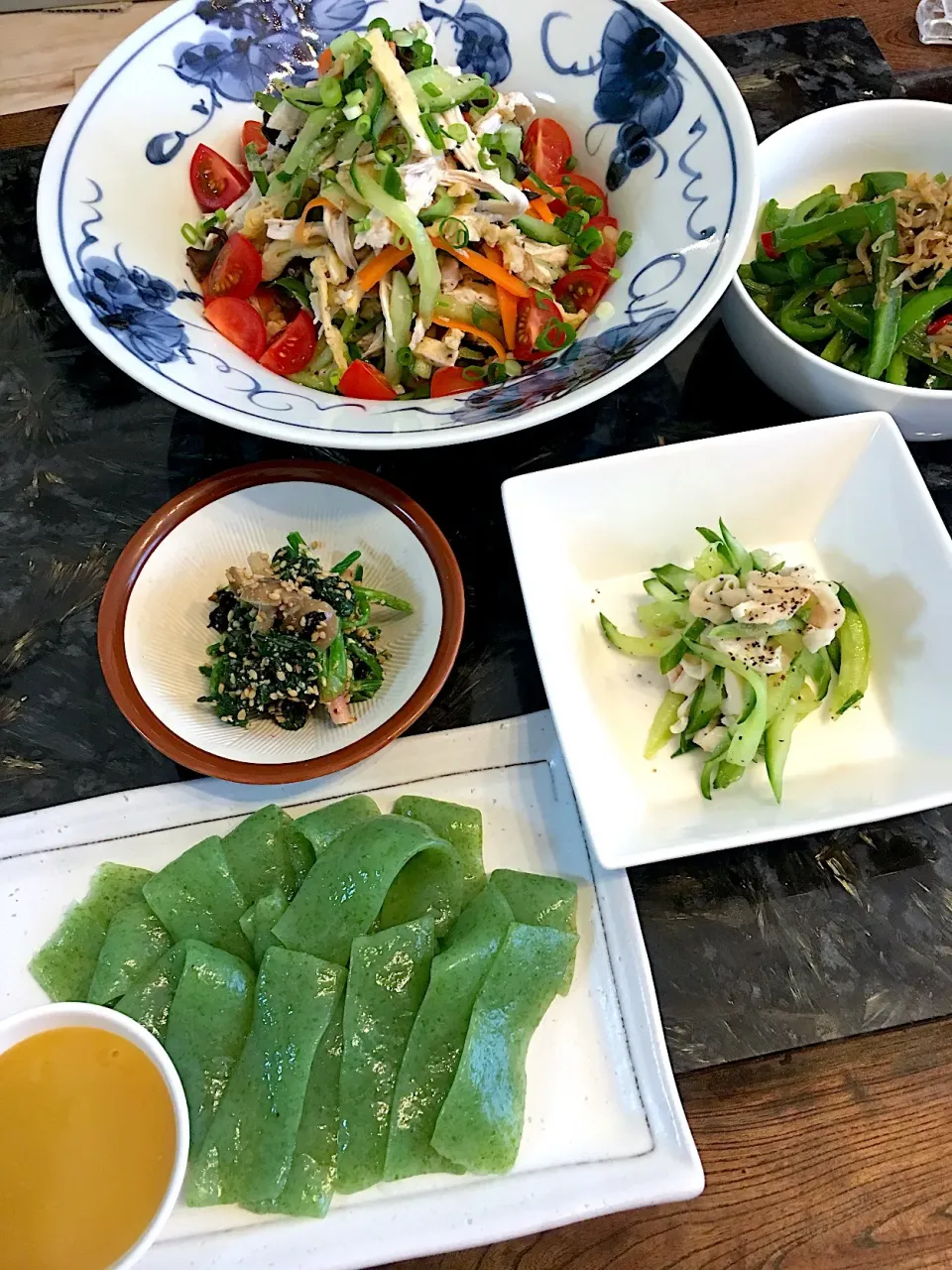 ・鶏胸肉の五目酢の物 ・さしみこんにゃく ・ほうれん草の胡麻和え ・鶏皮とキュウリの和え物 ・ピーマンとジャコの煮たの|かっぴーさん