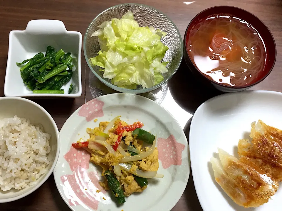 アスパラと卵の炒め物 チーズ餃子 トマトと春雨のスープ チョレギサラダ 菜花のからし酢味噌和え|おさむん17さん