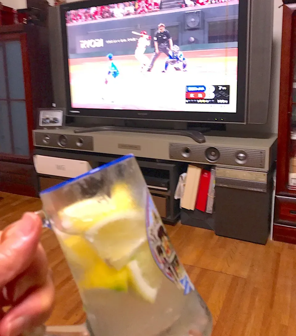 今日もカルディ瀬戸内レモンサワー
生レモン🍋増し増しで野球テレビ観戦⚾️|シュトママさん