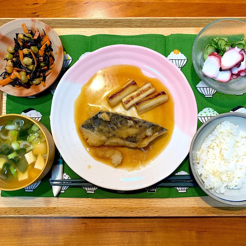 鰆のみぞれ煮、タコと胡瓜の酢の物、ひじきと豆の炒め煮、豆腐とネギとわかめの味噌汁、玄米入りご飯 #和食|アスママさん