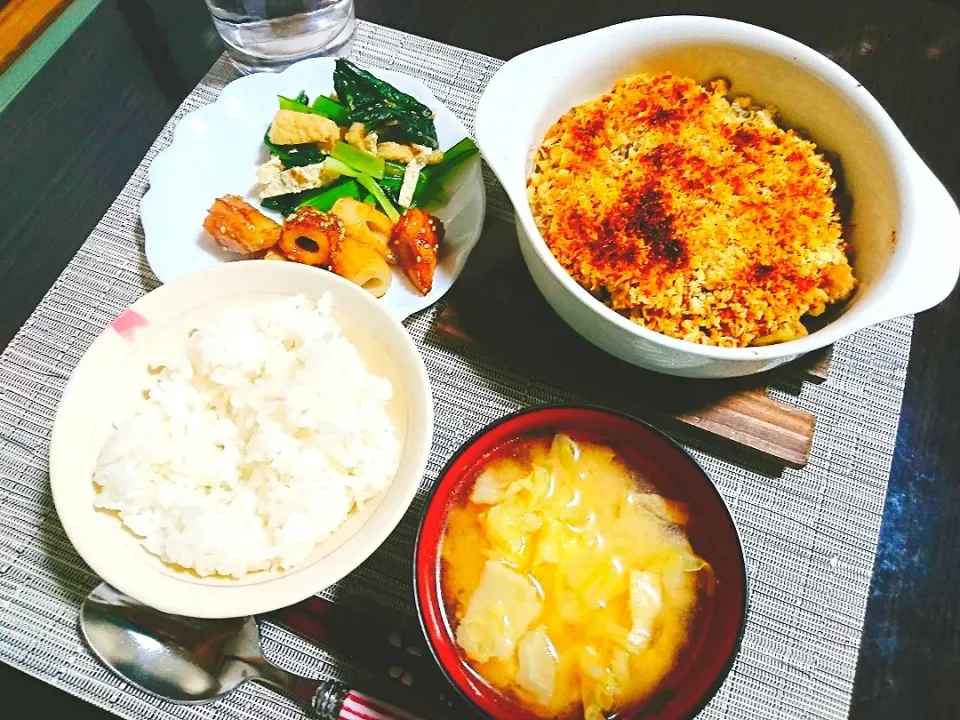 ごはん、キャベツと油揚げの味噌汁、肉じゃがスコップコロッケカレー味、小松菜のおひたし、ちくわの醤油炒め|サトリさん