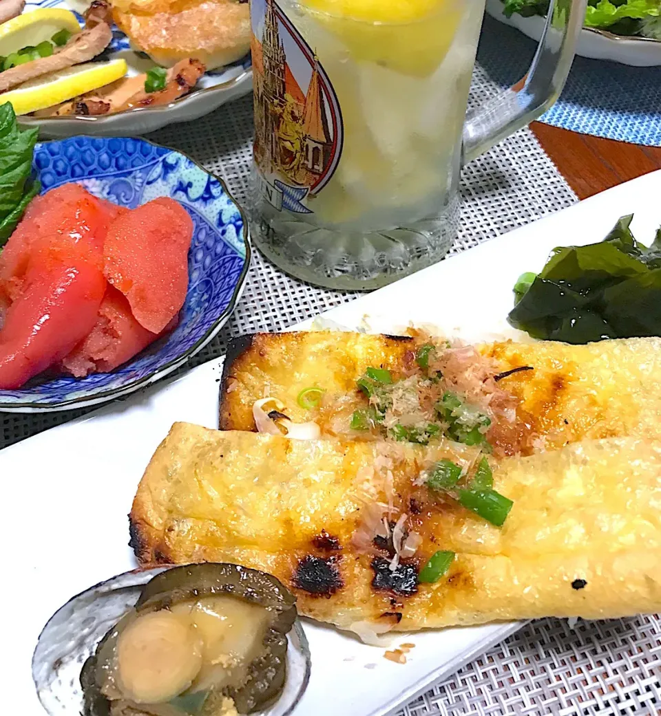 Snapdishの料理写真:油揚げに新玉ねぎのスライスを詰めて焼いてポン酢で食べる|シュトママさん