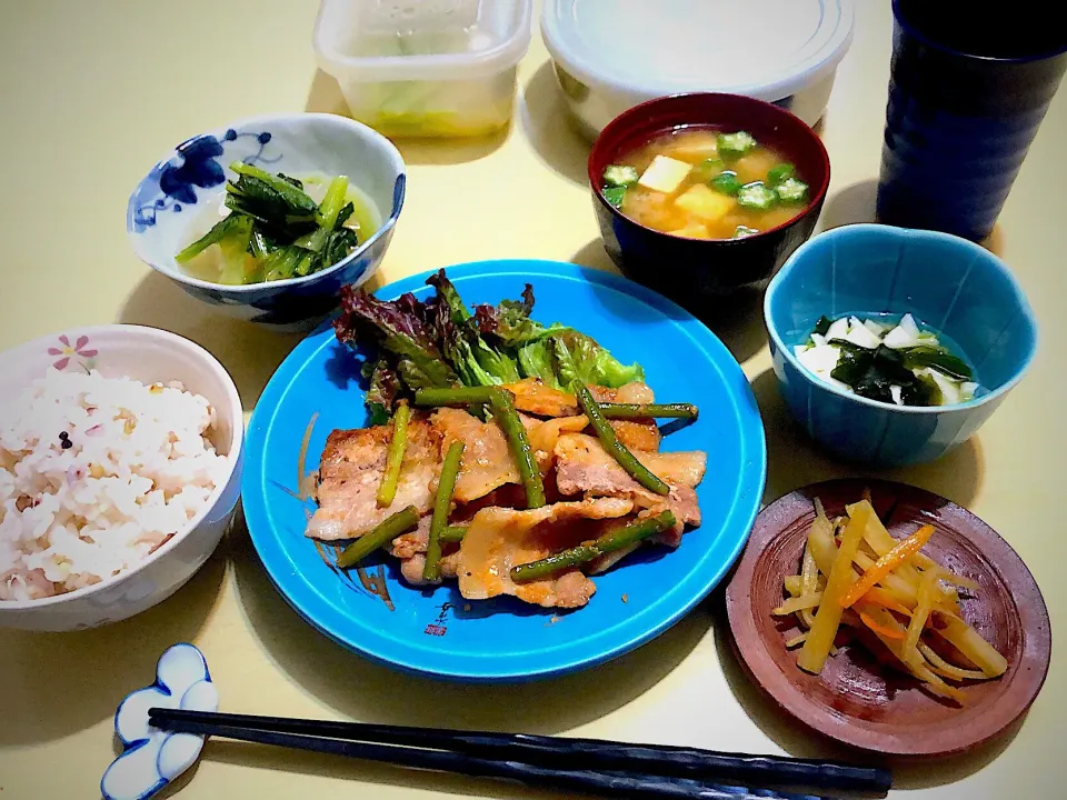 Snapdishの料理写真:5/10夕食  #晩ごはん 
•豚バラ味付け肉焼き •大根と小松菜の煮物 •山芋とワカメのわさび和え •大根皮のきんぴら •豆腐とオクラの味噌汁 •雑穀入りご飯|おさんどんさん