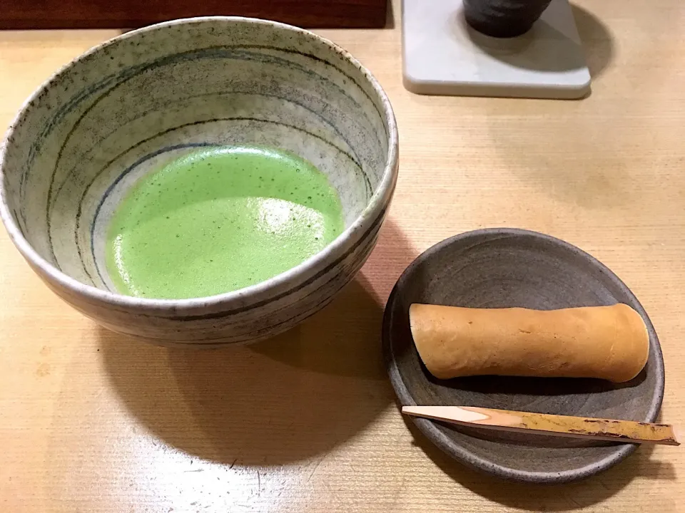 お抹茶とお菓子（くるみ餡の求肥クレープ包み）|こいちさん