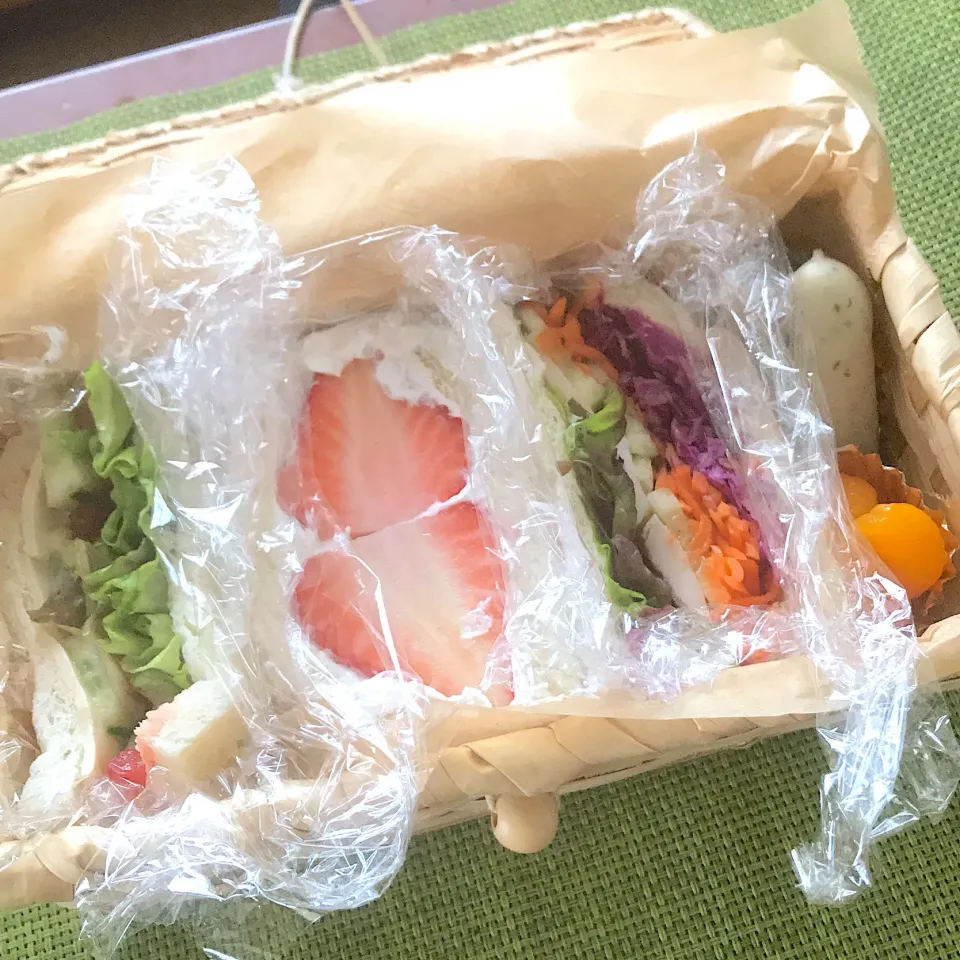 今日のお弁当🥪
サンドイッチ
ゆうべに🍓

そろそろ
我が家では今シーズン最後の
フルーツサンドに🍓🥪

今日も笑顔で
頑張ってまいりましょ♪

気をつけて
いってらっしゃい👋😊|mokoさん