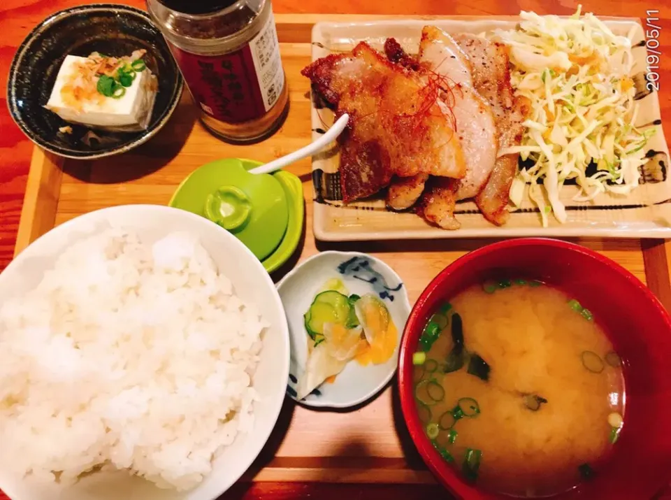 三元豚バラ肉の黒瀬スパイス焼き定食|コージ💫さん