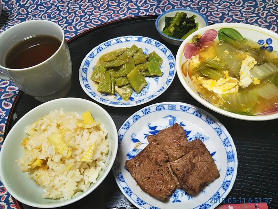 Snapdishの料理写真:よねばーばの朝ごはん
白菜と春雨の卵とじ汁
オランダ豆のサラダ
牛肉のロースステーキ
たけのこご飯、麦茶|yoneばーばさん