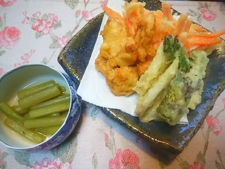 Snapdishの料理写真:ふきの煮物と山うどの天ぷら|PUKUKOさん