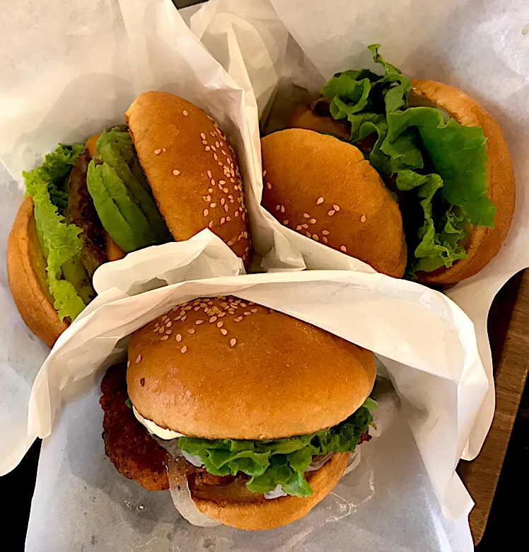 今日の昼餉は何年振りかにフレッシュネスバーガー🍔でクラッシックアボカドチーズバーガーを頂く🤗全然低糖質生活の誓いを守れて無いですわね🐷|にゃあ（芸名）さん