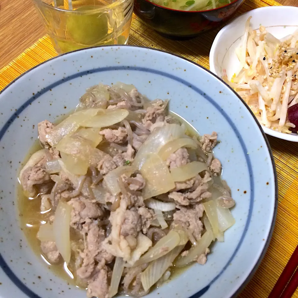 Snapdishの料理写真:2019/05/09 焼肉のタレで新たまねぎ&豚丼|kykyさん