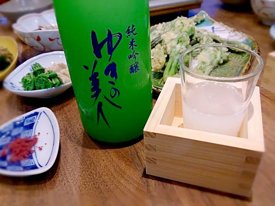 Snapdishの料理写真:山菜天ぷらと日本酒のある食卓|古尾谷りかこさん