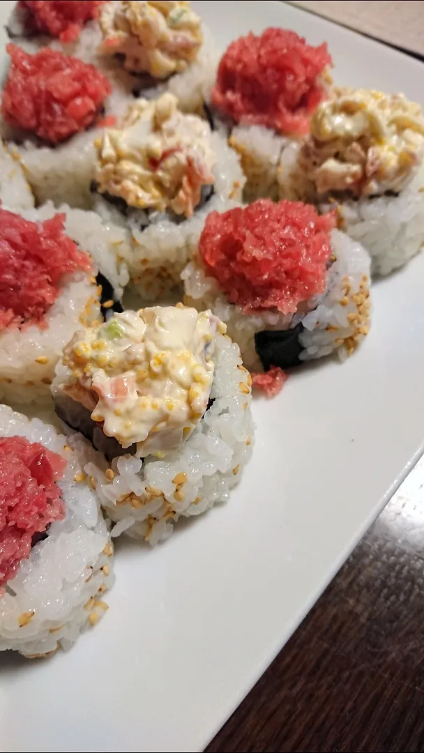 Snapdishの料理写真:🍣カリフォルニア巻き

胡麻がいいアクセント～🎶|A-YA-YA-YAさん