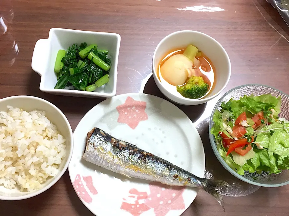 鰯の塩焼き サラダチキンのサラダ カブのスープ かぶの葉のごま味噌和え|おさむん17さん