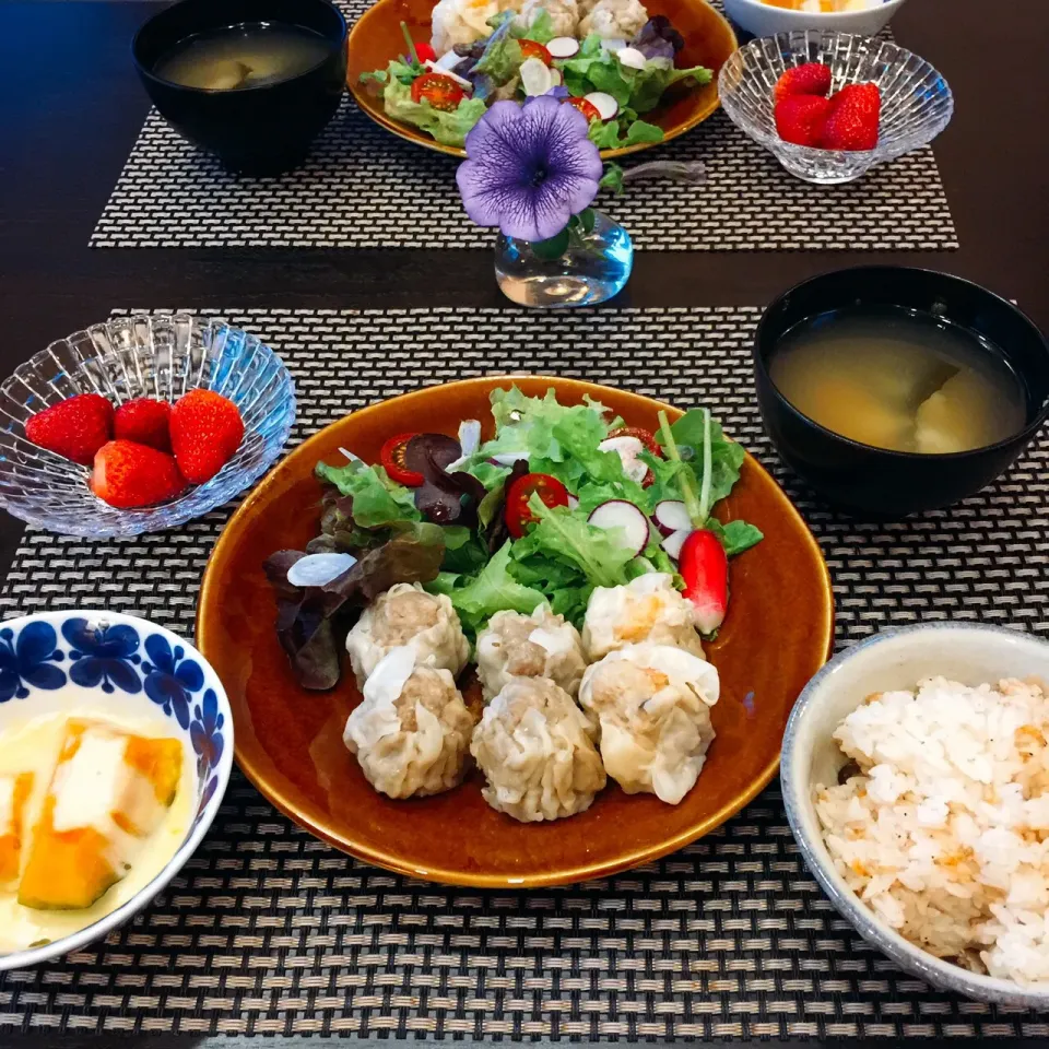 サラダ、焼売、かぼちゃチーズ焼き、味噌汁、桜えびご飯、いちご🍓😋|ぱさくまさん